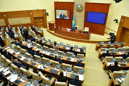 Парламент Казахстана внес поправки в Конституцию — разрешил президенту избираться только 1 раз на 7 лет, а Нур-Султан переименовал обратно в Астану