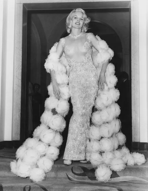 Кэрролл Бейкер в платье Balmain, 1964