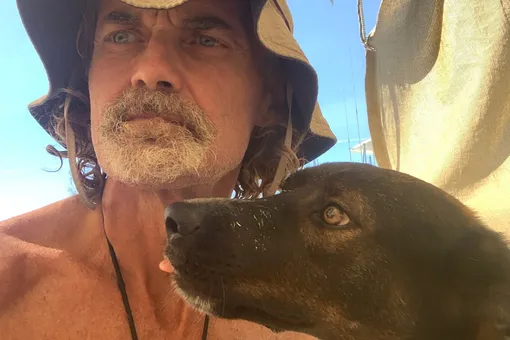 Австралийского моряка и его собаку спасли после двух месяцев дрейфа в океане