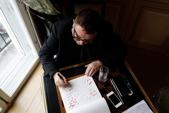 Альбер Эльбаз за работой ARIS, FRANCE — OCTOBER 18: Fashion Designer Alber Elbaz photographed outside the Louvre Museum on October 18, 2016 in Paris, France.Крелдит: