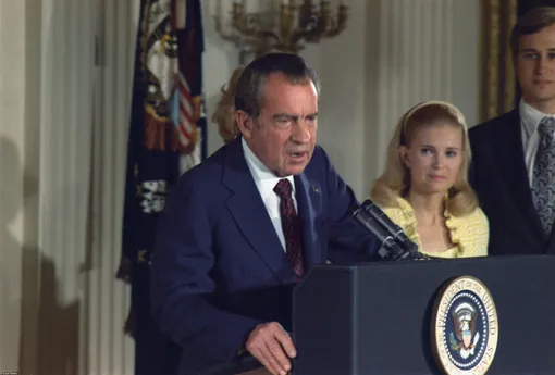 Ричард Никсон обращается к своему кабинету и сотрудникам Белого дома после ухода в отставку. Слева — Эдвард и Триша Никсон