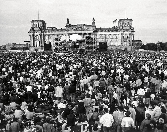 Концерт Дэвида Боуи у Рейхстага 6 июня 1987 года