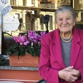 100-летняя итальянка большую часть жизни работает в собственном баре и не собирается бросать это дело