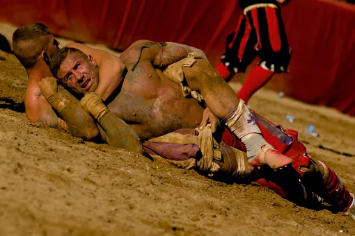 Поле боя: как устроен флорентийский кальчо — самый жестокий и кровавый вид спорта