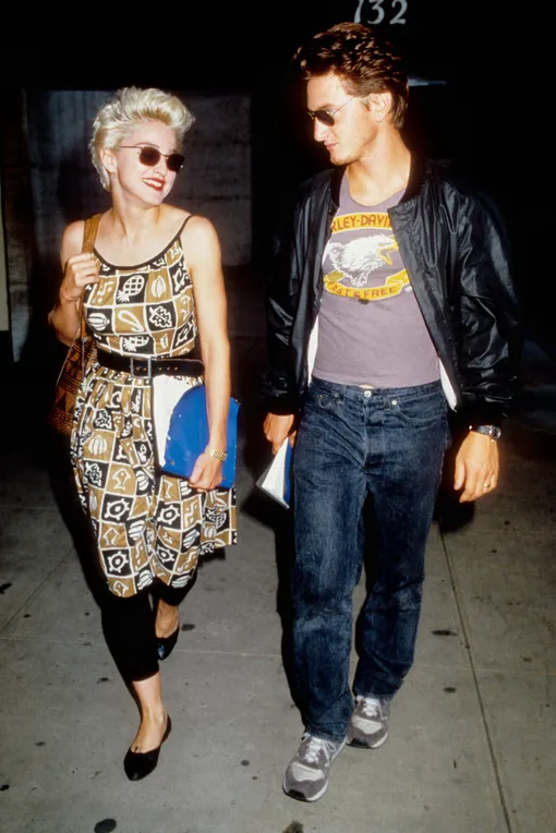 Мадонна и Шон Пенн выходят с репетиции пьесы «Гусь и Томтом» в Нью-Йорке, август 1986 года