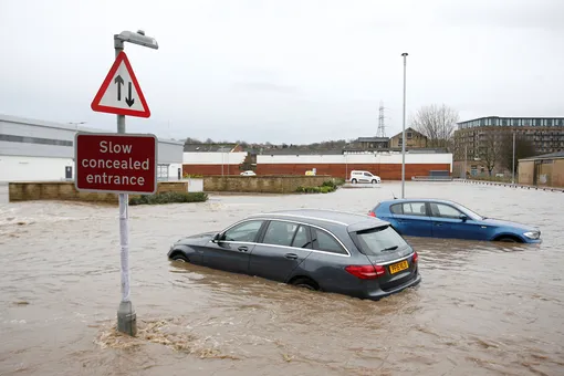 Подтопленные автомобили в городе Брайхаус, Западный Йоркшир, Великобритания