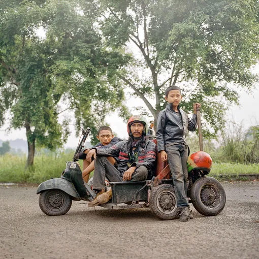 Ипонк (в центре) из Южной Суматры позирует
со своими детьми.