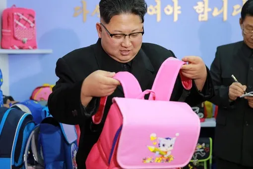 Интернет просто не мог взять и пропустить фото Ким Чен Ына с розовым рюкзаком