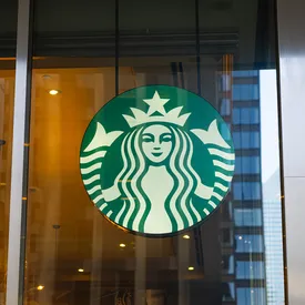 Суд в Калифорнии обязал Starbucks выплатить $50 млн курьеру, получившему серьезные ожоги. Однако компания намерена оспорить решение