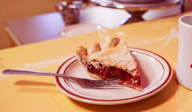 Начнем с классики. Если вы не угадаете, откуда этот аппетитный вишневый пирог, дальше можете не проходить тест.