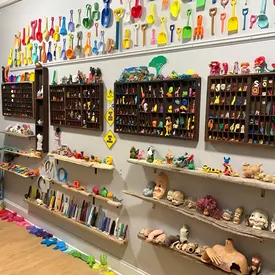 Посмотрите на самые интересные экспонаты музея потерянных вещей, которые когда-то выбросило море