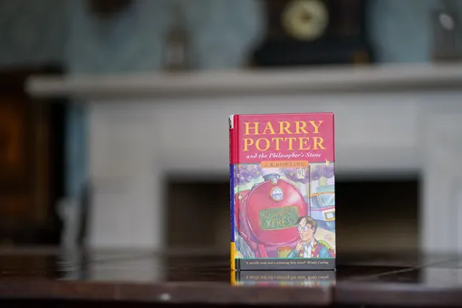 Экземпляр первого издания романа «Гарри Поттер и философский камень» продадут на аукционе Christie's. Начальная цена — $250 тысяч