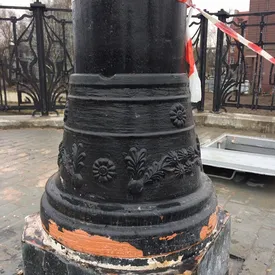 В Калининграде в рамках ремонта за миллиард рублей фонари «украсили» цветочными горшками В Калининграде в рамках ремонта за миллиард рублей фонари «украсили» цветочными горшками