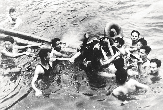 Катапультируясь над озером в центре Ханоя, откуда его вытащили солдаты вьетнамской армии, Маккейн сломал обе руки и правое колено.