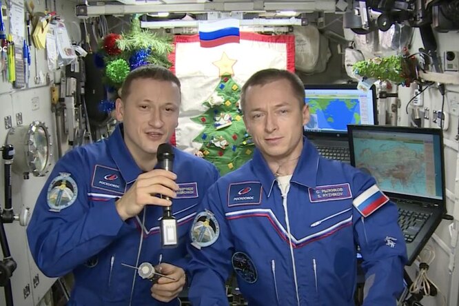 Российские космонавты на МКС остались без новогодних подарков, но не отчаялись и поздравили всех жителей Земли