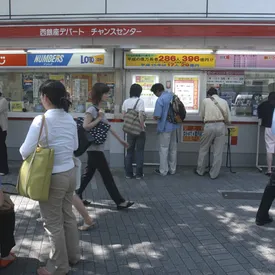 Японец выиграл 300 млн рублей в лотерею и скрыл деньги от жены. У мужчины начался кризис идентичности