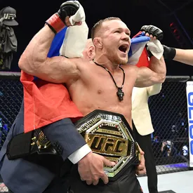 Пётр Ян стал вторым после Хабиба Нурмагомедова чемпионом UFC из России. Он завоевал титул в легчайшем весе Пётр Ян стал вторым после Хабиба Нурмагомедова чемпионом UFC из России. Он завоевал титул в легчайшем весе