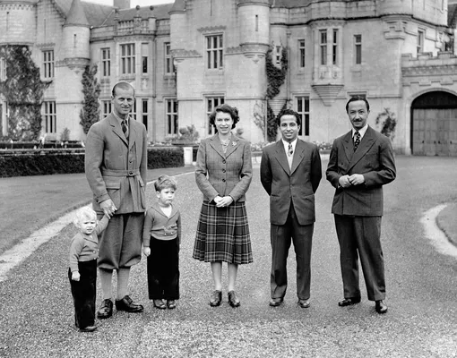 Королева Елизавета II с мужем и детьми, а также ее гости