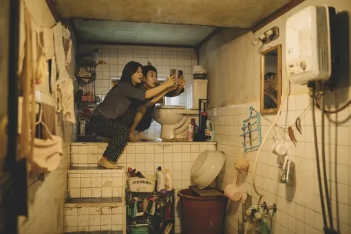 В Сеуле запретят полуподвальные квартиры из-за гибели 4 человек во время ливней. Такое жилье было у героев фильма «Паразиты»