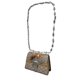 Виртуальную сумку Gucci продали дороже, чем физическую Виртуальную сумку Gucci продали дороже, чем физическую