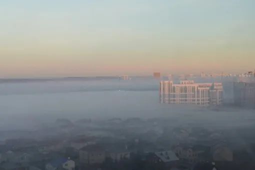 Екатеринбург накрыл смог от тлеющих торфяников. В городе задерживают авиарейсы, перекрыта федеральная трасса, а людям рекомендуют не открывать окна