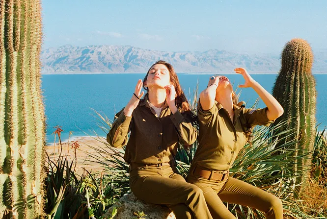 Ана и Дарья на берегу Мертвого моря