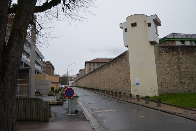 Во Франции женщина попыталась сбежать из тюрьмы по связанным простыням