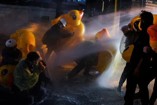 Ожесточенные протесты в Таиланде: полиция применяет водометы и слезоточивый газ, а протестующие — дымовые шашки и... огромных надувных уток