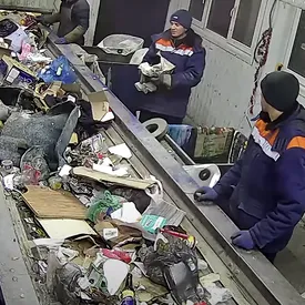В Ульяновске кота в мешке выбросили в мусорный бак. Его спасли сортировщики мусора за несколько минут до отправки в сепаратор В Ульяновске кота в мешке выбросили в мусорный бак. Его спасли сортировщики мусора за несколько минут до отправки в сепаратор
