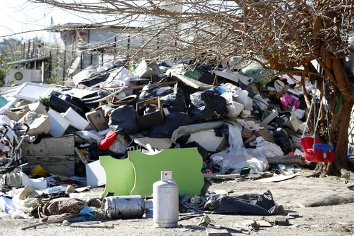 Семья из Тюмени случайно выбросила пакет с деньгами. Чтобы найти его, им пришлось перебрать 12 тонн мусора