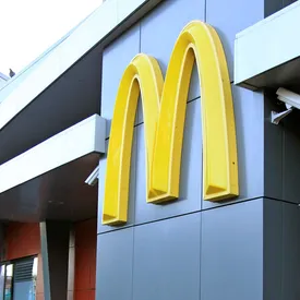 Журналист «Эха» в Петербурге заявил, что полицейские съели еду из McDonald's, переданную задержанным. В МВД это отрицают Журналист «Эха» в Петербурге заявил, что полицейские съели еду из McDonald's, переданную задержанным. В МВД это отрицают