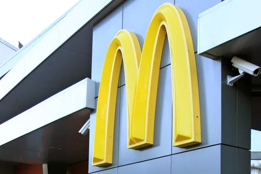 Журналист «Эха» в Петербурге заявил, что полицейские съели еду из McDonald's, переданную задержанным. В МВД это отрицают