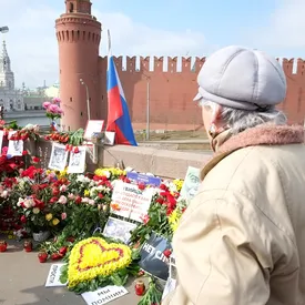 Полицейские ликвидировали мемориал на месте убийства Бориса Немцова Полицейские ликвидировали мемориал на месте убийства Бориса Немцова