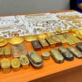 В аэропорту Махачкалы задержали мужчину, который пытался вывезти 28 кг золота и украшений на общую сумму 142 млн рублей