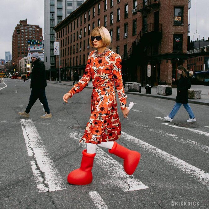 Красные мультяшные ботинки MSCHF Big Red Boots стали мемом. В соцсетях  обсуждают тренд на нелепую обувь и примеряют ее на звезд и персонажей  мультфильмов