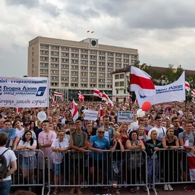 Протесты в Беларуси, десятый день: власти Гродно согласились с требованиями протестующих, на западных границах страны развернули войска Протесты в Беларуси, десятый день: власти Гродно согласились с требованиями протестующих, на западных границах страны развернули войска