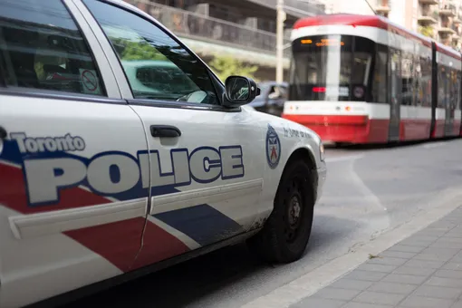 Полиция Торонто задержала 6 человек, которые год назад украли из местного аэропорта 6600 золотых слитков. Это крупнейшее ограбление в истории Канады