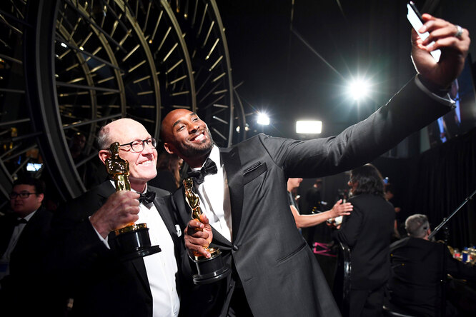 HOLLYWOOD, CA — MARCH 04: In this handout provided by A.M.P.A.S., Glen Keane and Kobe Bryant attend the 90th Annual Academy Awards at the Dolby Theatre on March 4, 2018 in Hollywood, California. (Photo by Matt Petit/A.M.P.A.S via Getty Images)
