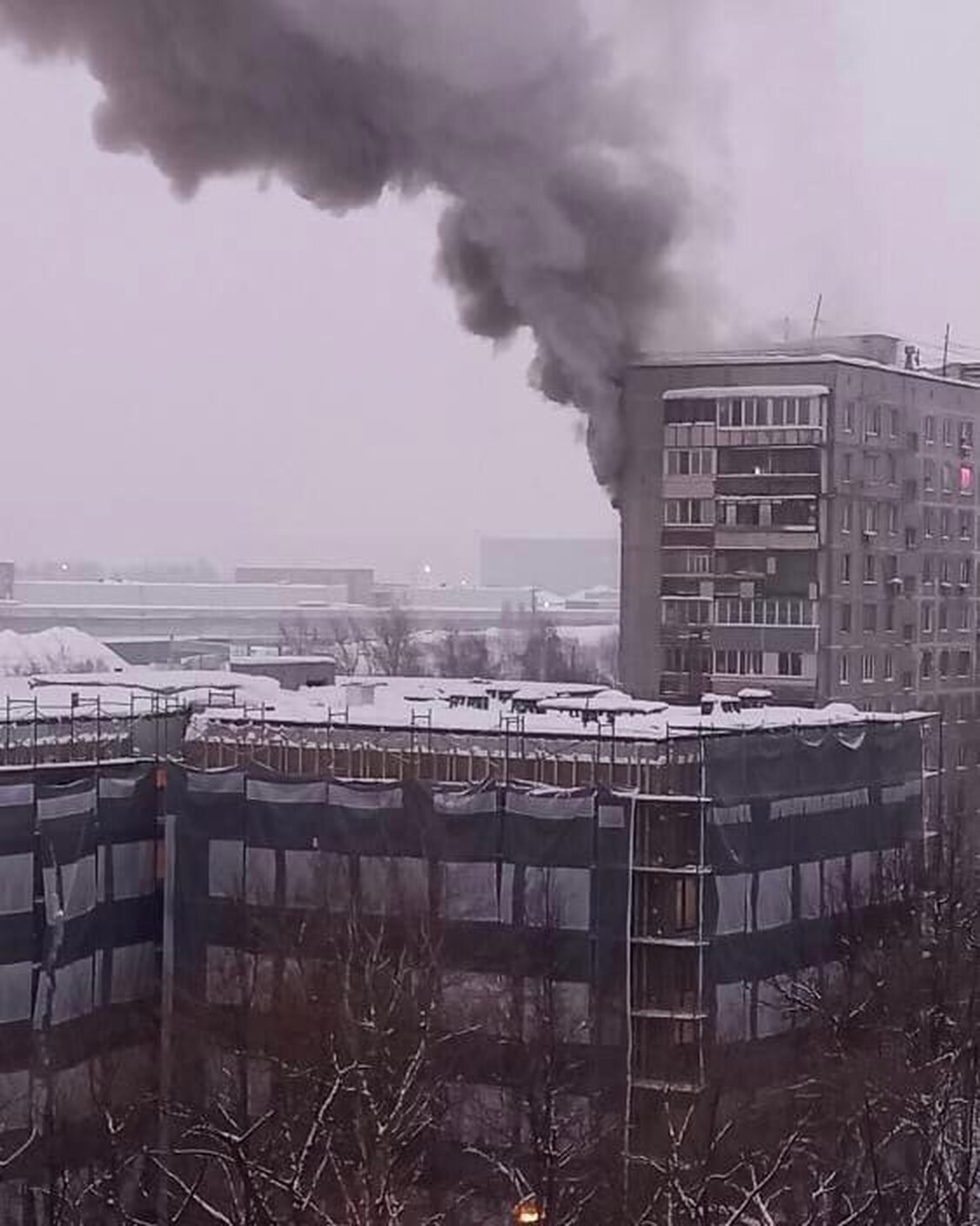 пожар в москве сейчас. пожар на коштоянца 6. атмосферные многоэтажки. дым из окна многоэтажки. дым этажи.