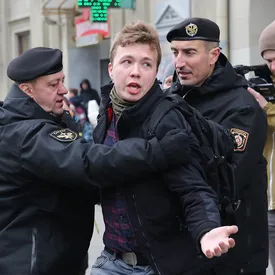 В Минске задержали сооснователя Nexta Романа Протасевича. Его сняли с самолета, посаженного в Беларуси из-за сигнала о бомбе В Минске задержали сооснователя Nexta Романа Протасевича. Его сняли с самолета, посаженного в Беларуси из-за сигнала о бомбе