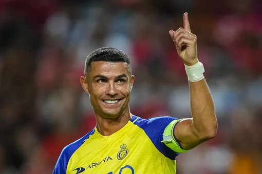 Криштиану Роналду дважды забил в финале Кубка арабских чемпионов и выиграл первый трофей в Саудовской Аравии Криштиану Роналду дважды забил в финале Кубка арабских чемпионов и выиграл первый трофей в Саудовской Аравии