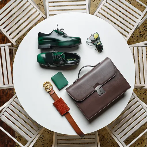 Дерби Prada,
очки Emporio Armani,
портфель Canali,
картхолдер Boggi Milano,
ремень Gucci.
Кошелек Paul Smith Дерби Prada Очки Emporio Armani Портфель Canali Картхолдер Boggi MilanoРемень Gucci Кошелек Paul Smith