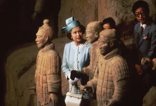 Елизавета II смотрит на комплекс статуй «Терракотовая армия» в Сиане во время официального визита в Китай в 1986 году