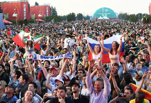 Главная фан-зона чемпионата расположилась возле главного здания МГУ. Тысячи российских фанатов пришли 14 июня поболеть за свою сборную.