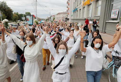 Женщины в белом во время мирного протеста в Минске, Беларусь, 12 августа 2020