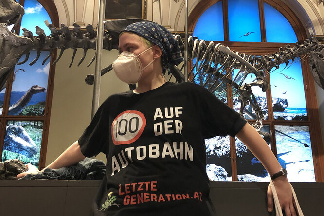В венском музее естествознания экоактивисты приклеили себя к скелету динозавра
