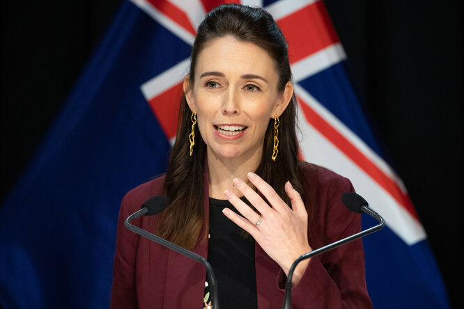 Премьер-министр Новой Зеландии была в прямом эфире, когда произошло землетрясение. Но ее это не смутило — она продолжила интервью