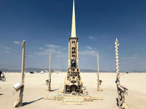 Импровизированная церковь, посвященная основателю Burning Man Ларри Харви, который умер в апреле 2018 года.