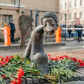 В Петербурге открыли памятник медикам, погибшим во время пандемии. На церемонию не пригласили инициаторов мемориала