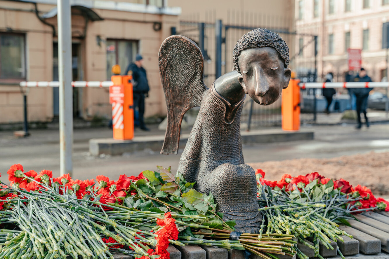 Памятник погибшим врачам в Петербурге